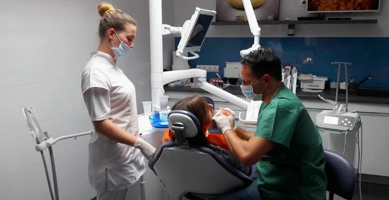 Équipement médical dans une clinique dentaire en Hongrie