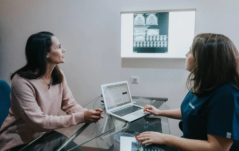 Dentiste en consultation avec un patient au Portugal