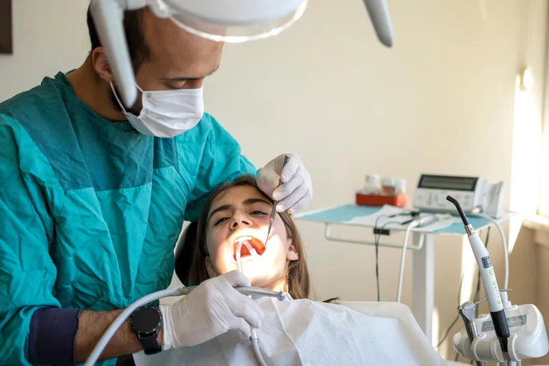 Équipement dentaire moderne utilisé dans une clinique turque