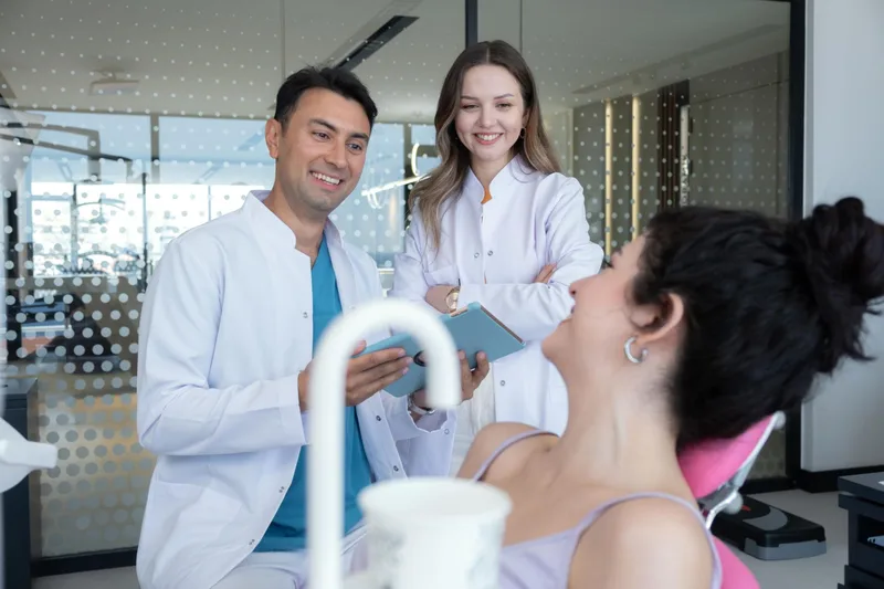 Dentiste expliquant un traitement à une patiente en Turquie